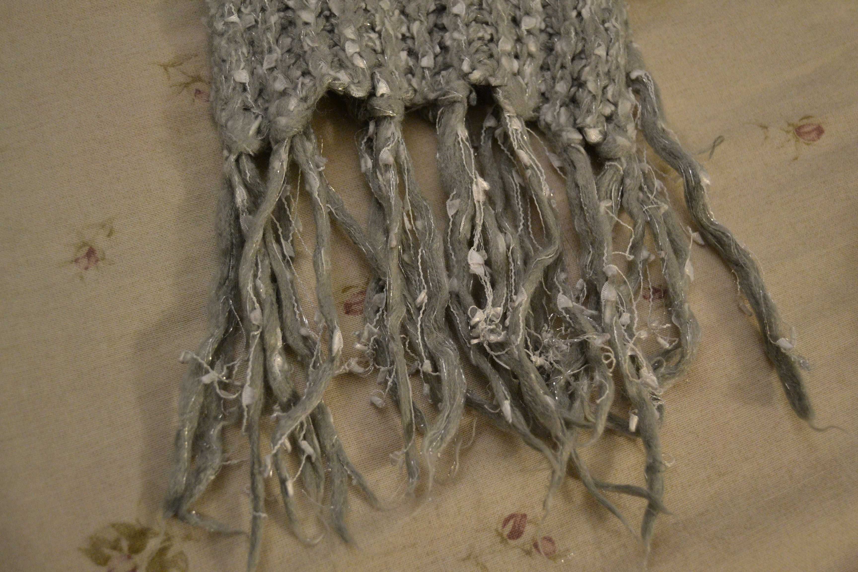 Biało srebrno szary komplet szalik i czapka Peacocks Evie