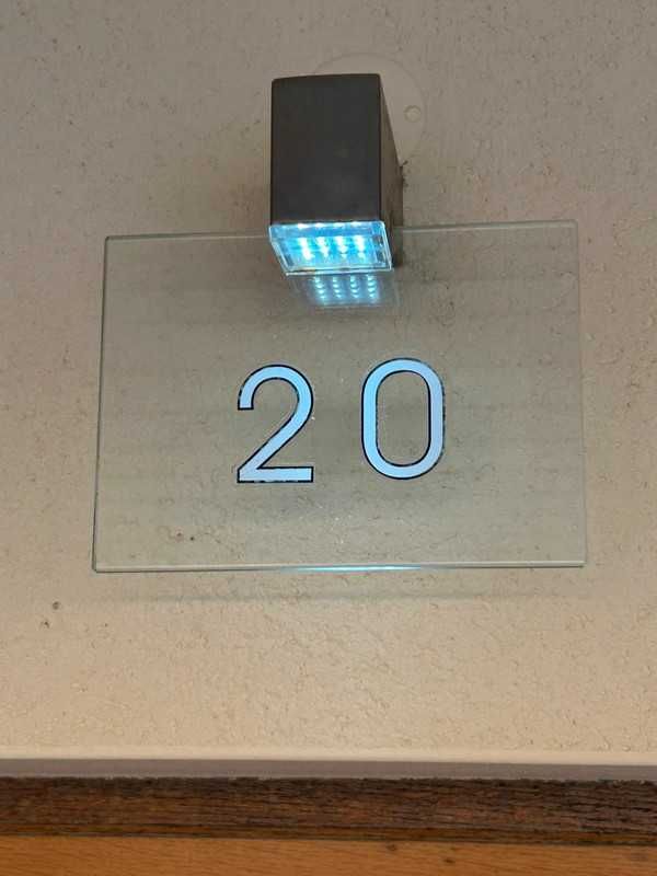 Aplique LED exterior Philips com número da porta (corrente elétrica)