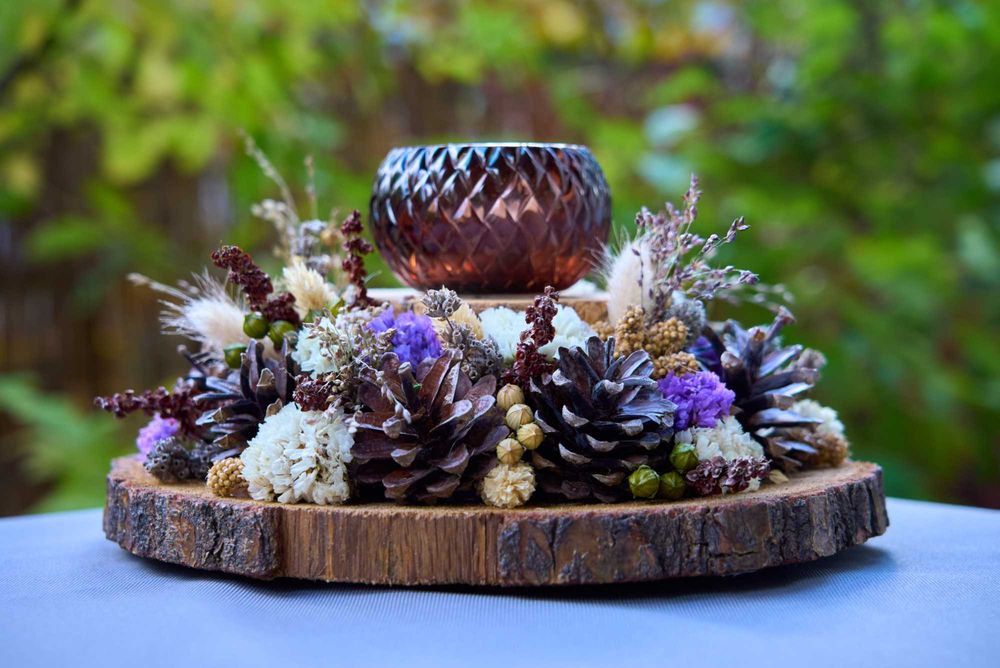 Dekoracja/stroik/świecznik z suszonych kwiatów na plastrze drewna