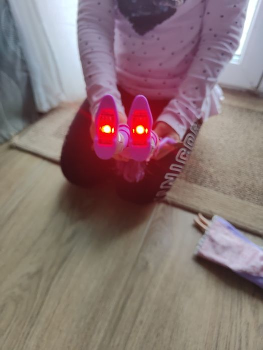 Lalka ze świecącymi podeszwami i dzźwiękiem.