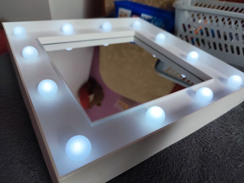 Małe świecące lustro, idealne do makijażu