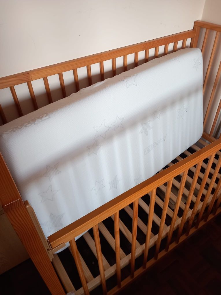 Cama e colchão de criança