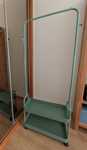 Suporte de roupa com rodas