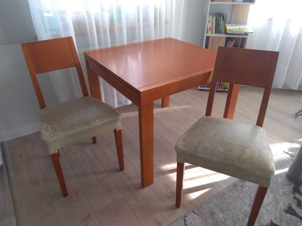 Stół drewniany 85*85 cm, rozkładany + 2 krzesła