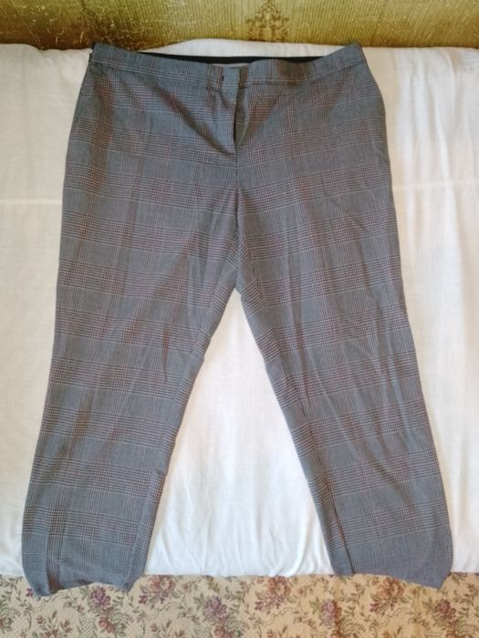 Продаються жіночі штани.