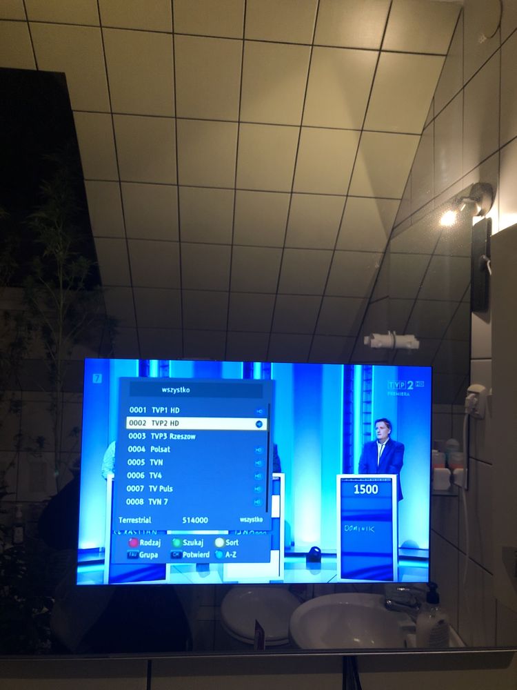 Telewizor w lusterku do łazienki lub kampera