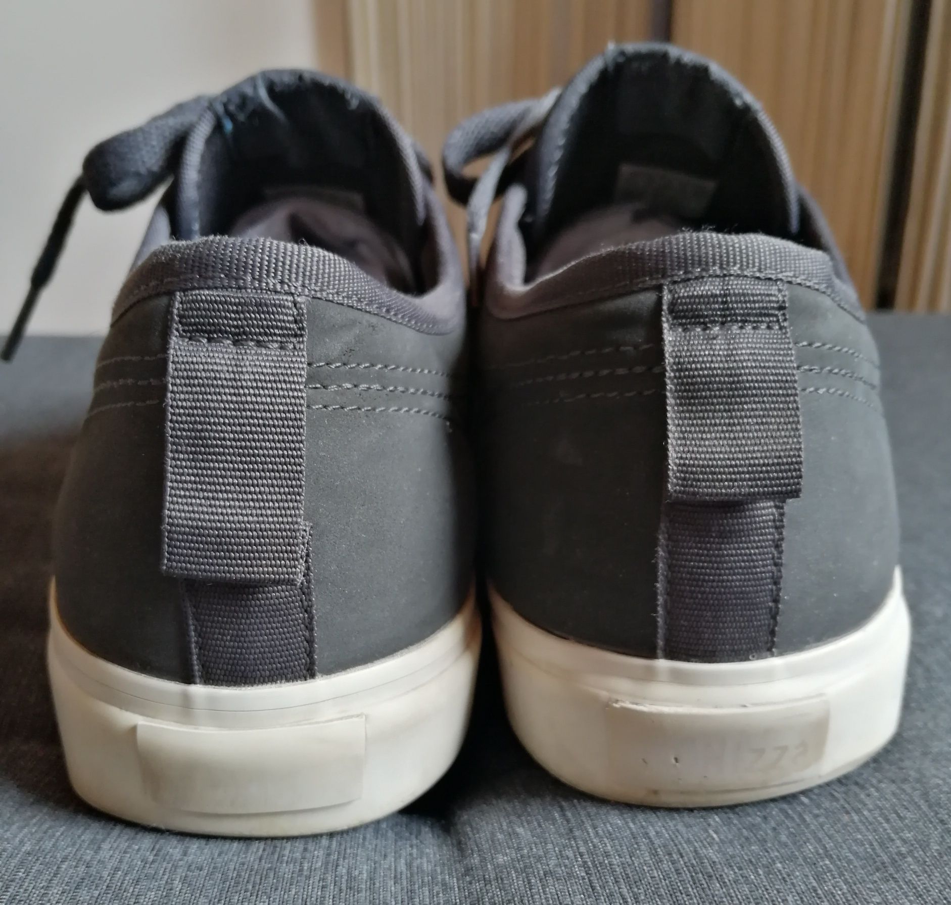 Buty Adidas koloru szarego w rozmiarze 46 stan bardzo dobry.