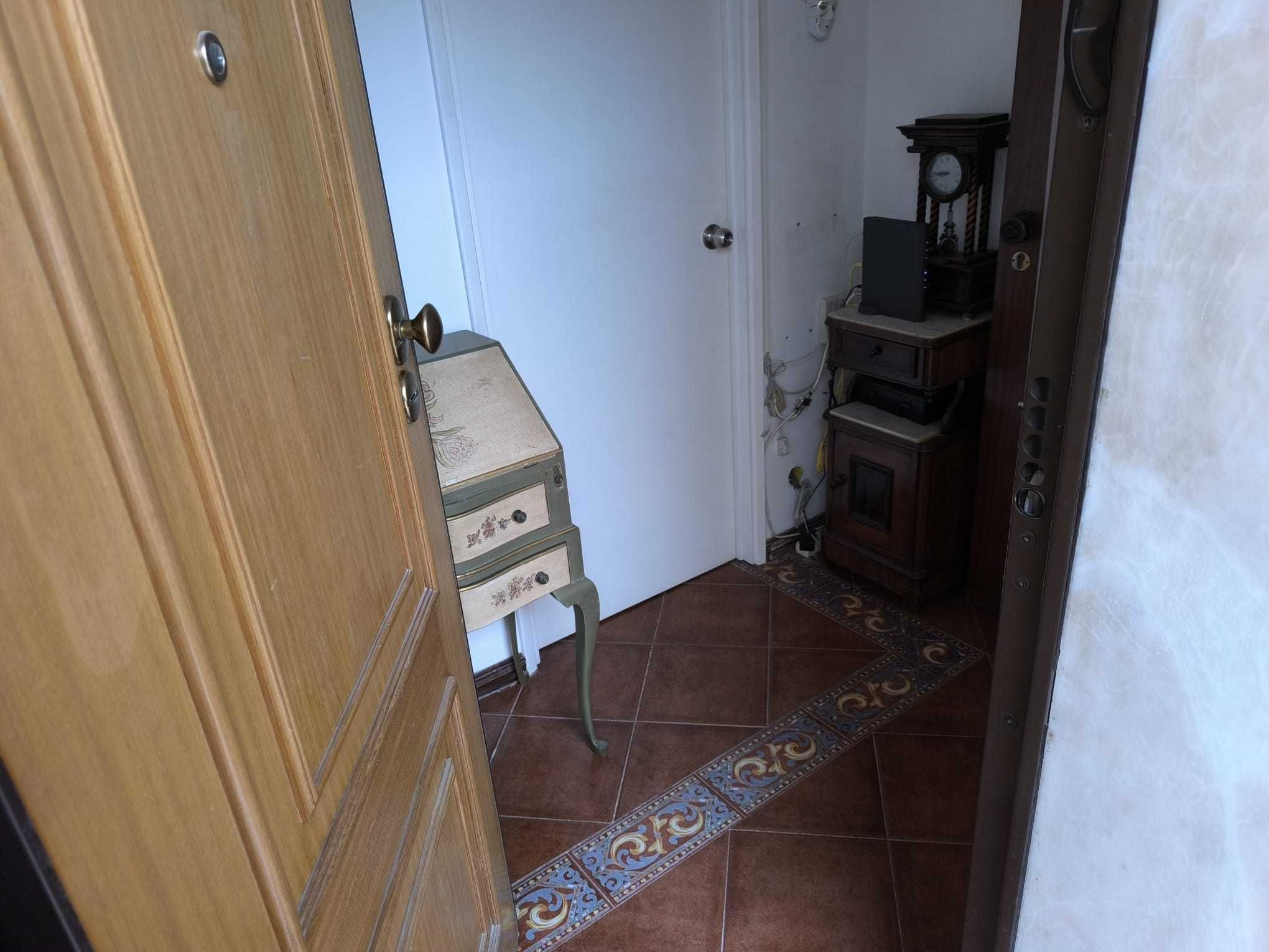 Quarto espaçoso com kitchenette independente .Campolide -sexo feminino