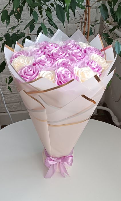 Bukiet wiecznych róż w kolorze beżu i fioletu.