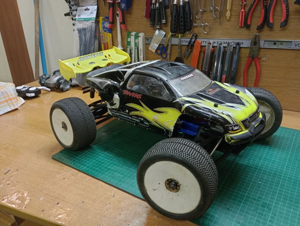 Model RC REVO 3,3 traxxas stan perfekcyjny