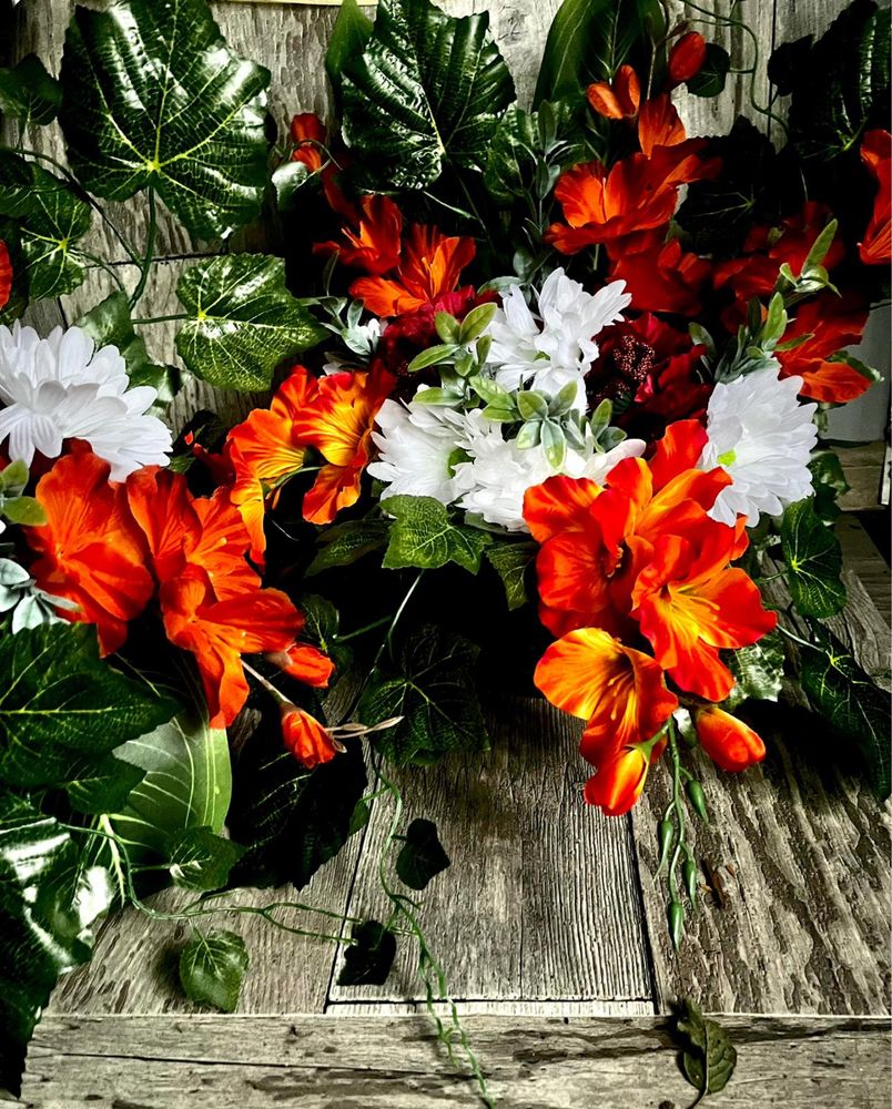 Kompozycja stroik wiązanka na grób cmentarz bukiet kwiatów