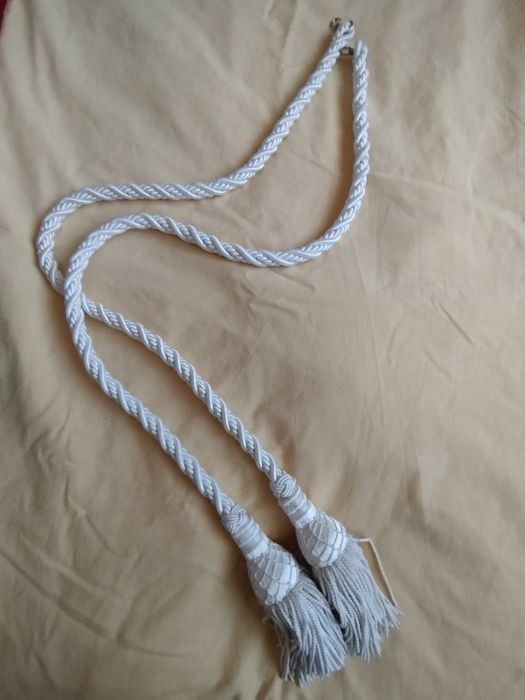 Par de Embrasses para abrir e fechar cortinas, brancos em cirgaria..