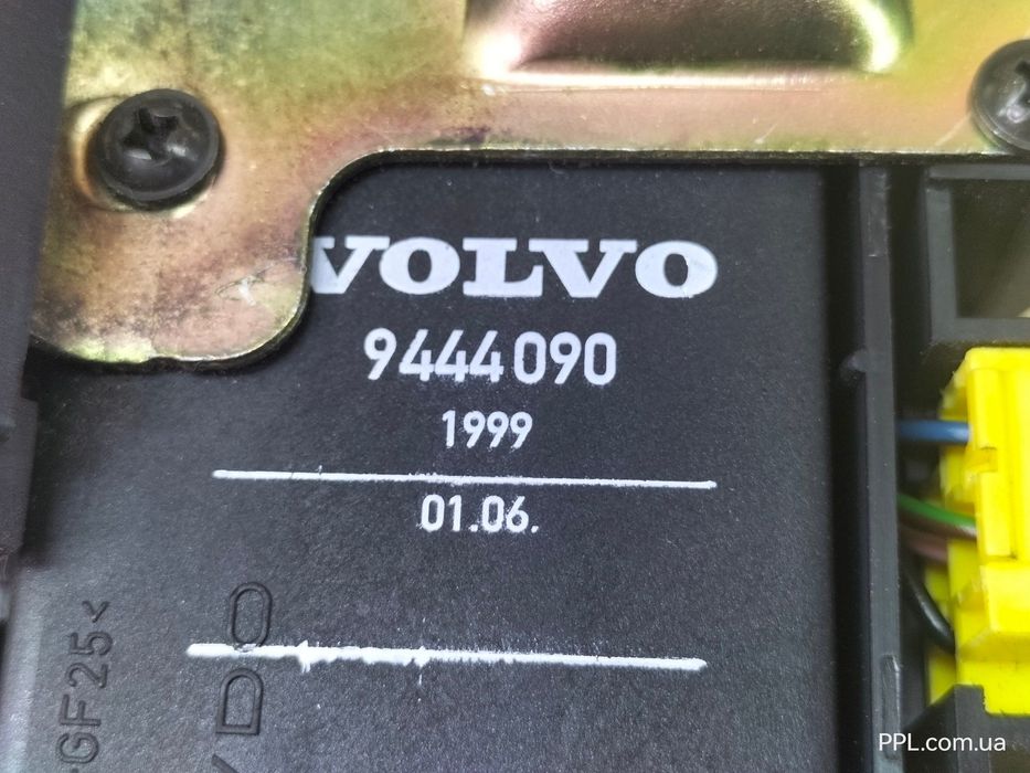 Volvo С70 I 1996-2005 S70 замок крышки багажника 9444090
