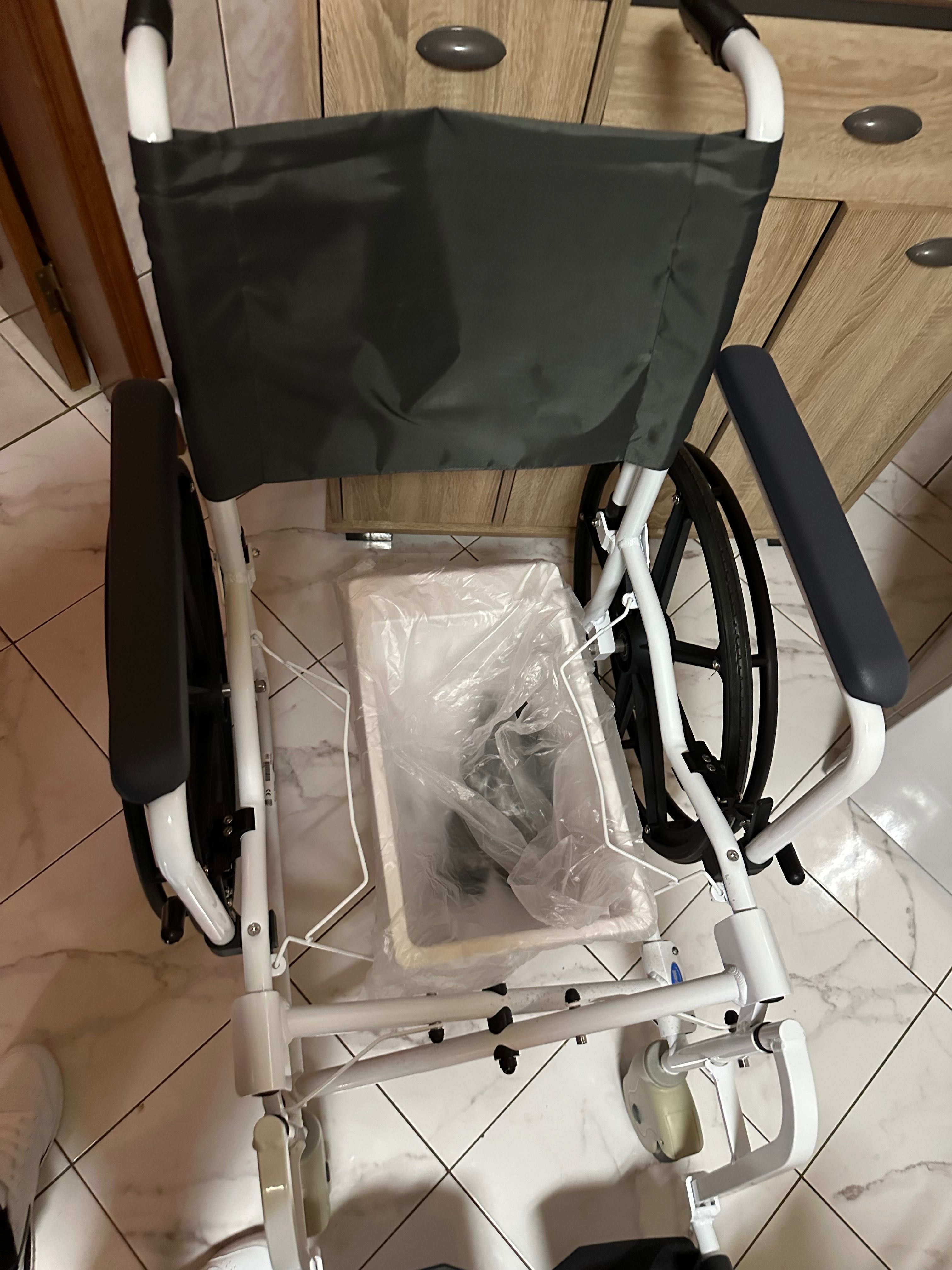 Cadeira de rodas com sanitário