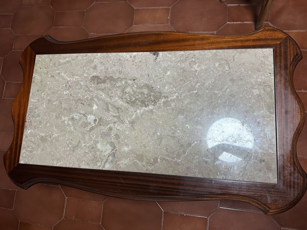 Mesa de centro de marmore e madeira