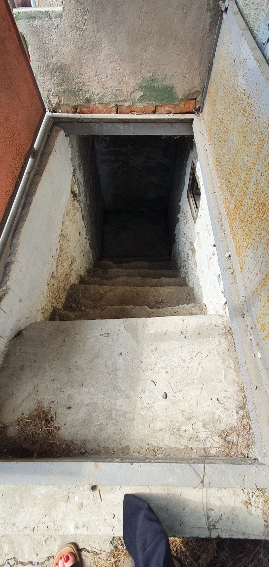 Невеликий будинок поряд з містом