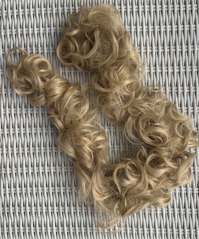 Włosy doczepiane, naturalny blond, kok zawijany na gumce 90cm ( 26 )