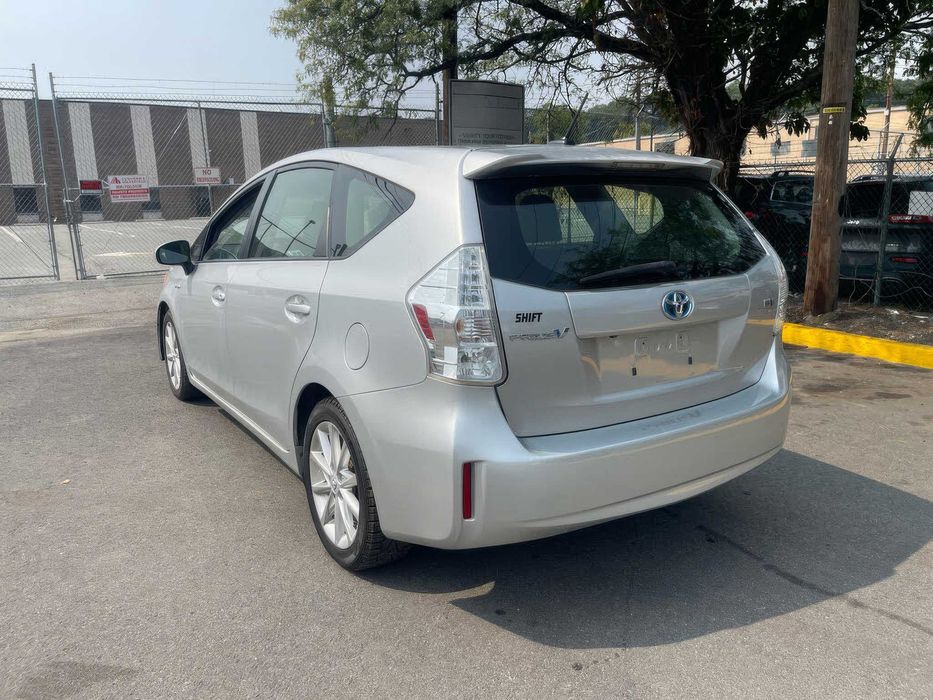 Toyota Prius v Five      2014