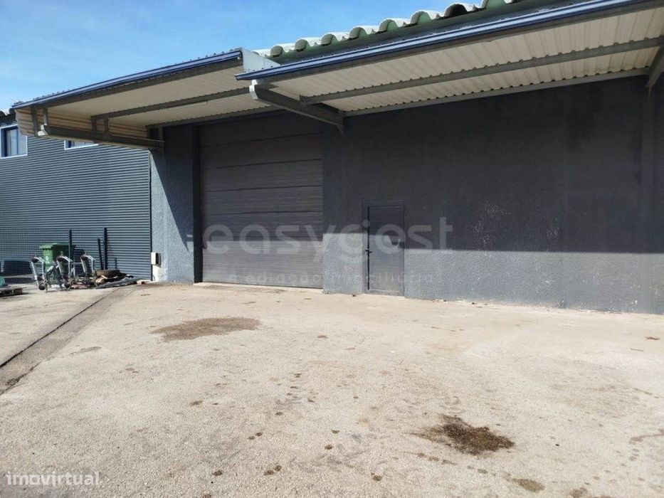 Armazém na Zona Industrial do Alto Padrão, na Lousã