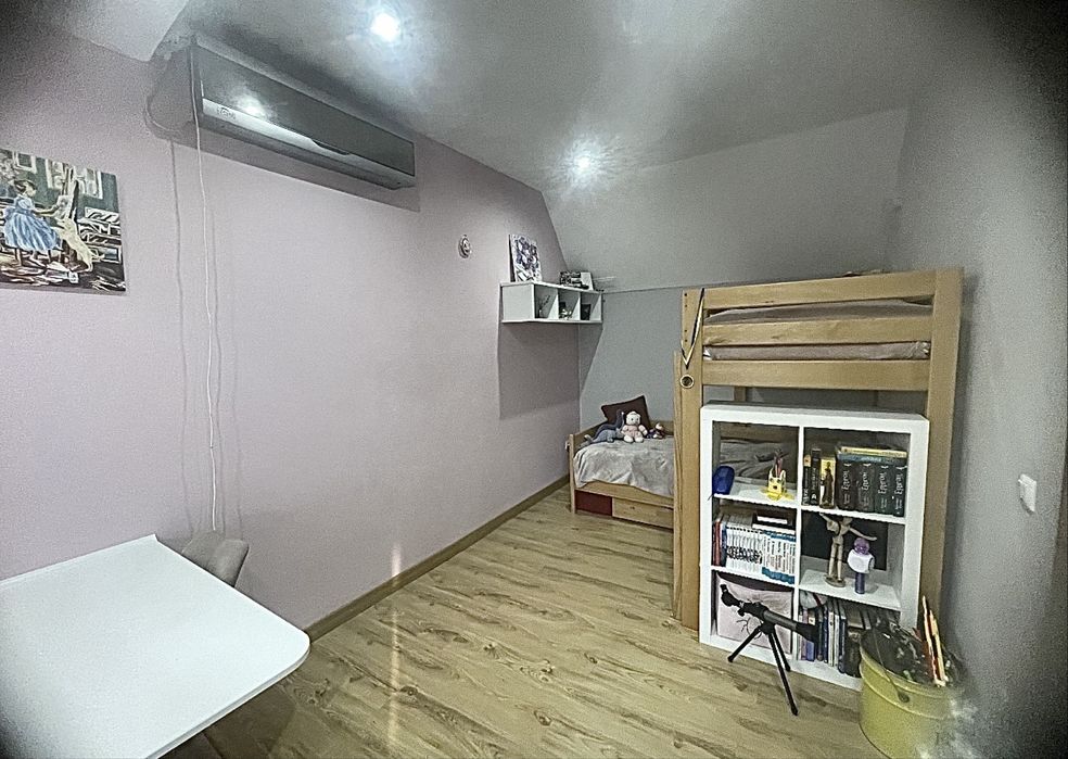 Напівособняк із загальним двориком