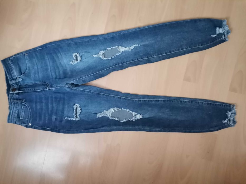 Spodnie z rozdarciami