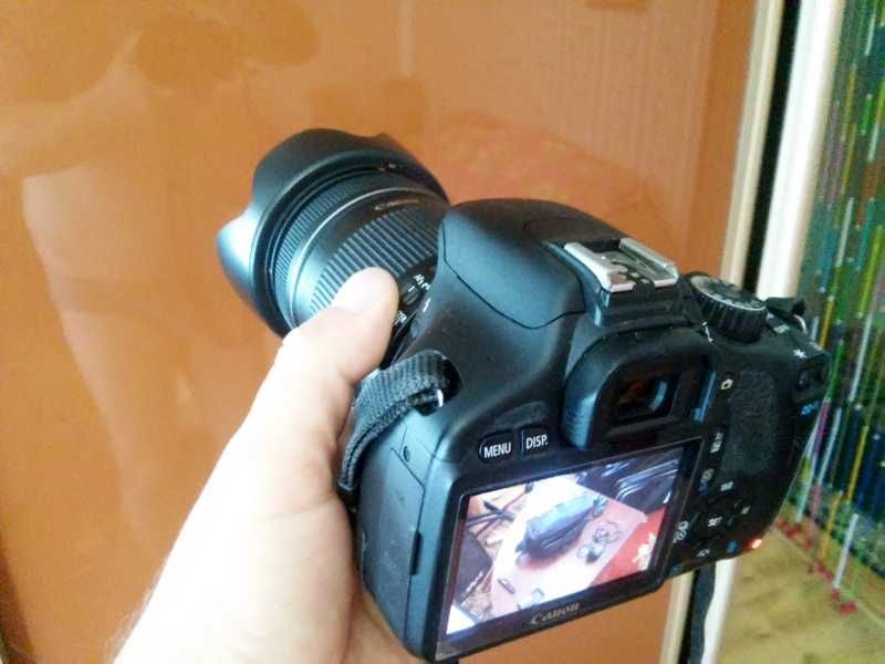 Зеркальний Canon 550 D + об`єктив Canon + спалах Metz