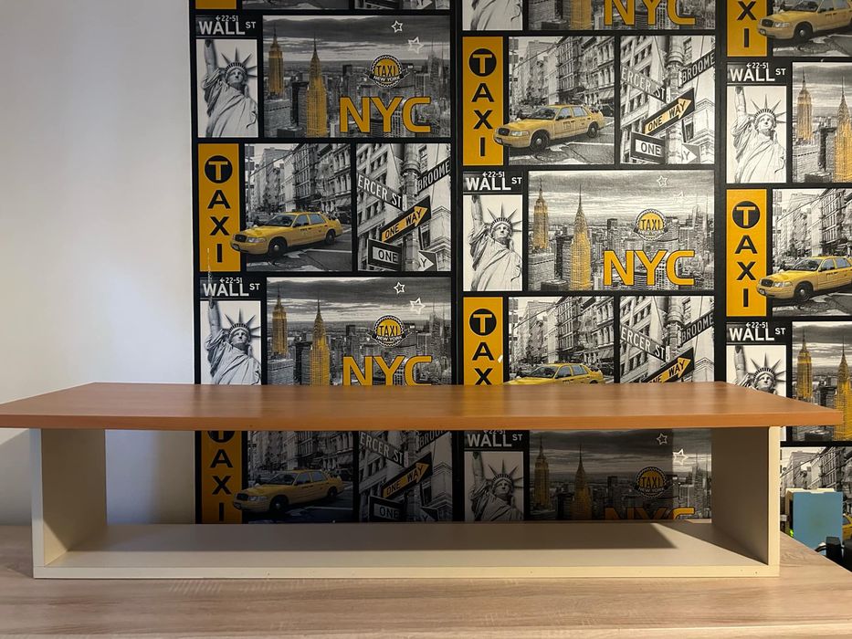 Sprzedam regał w dobrym stanie.