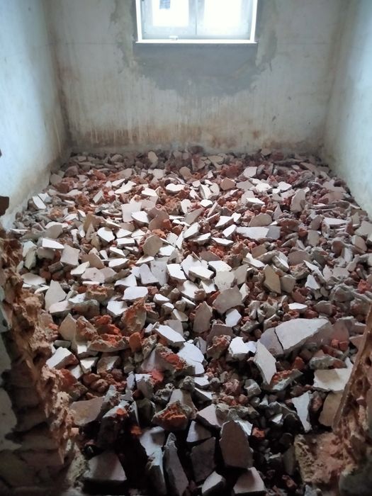 Entulho, cimento, tijolo e terra