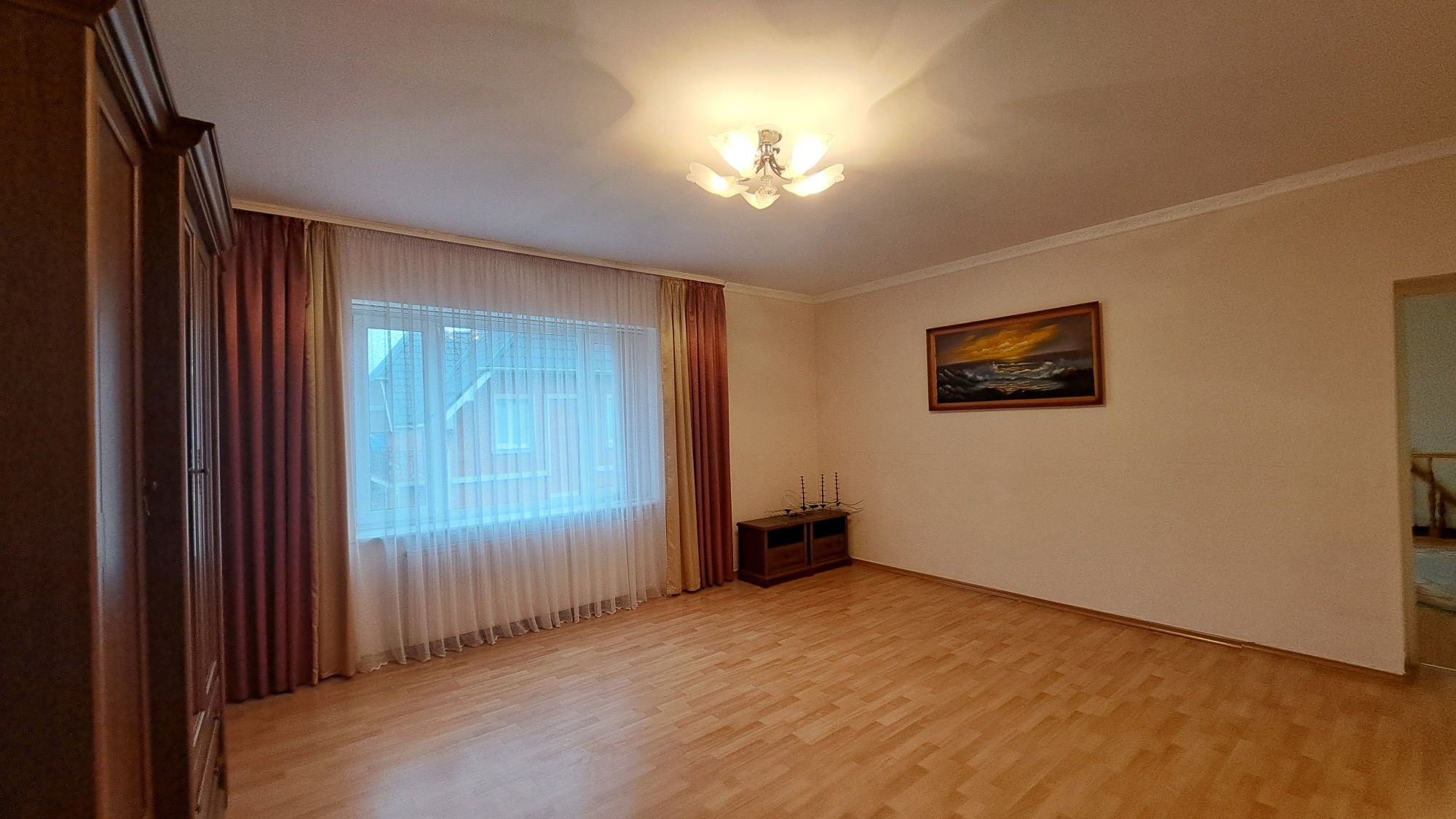 Продаж  двоповерхового будинку