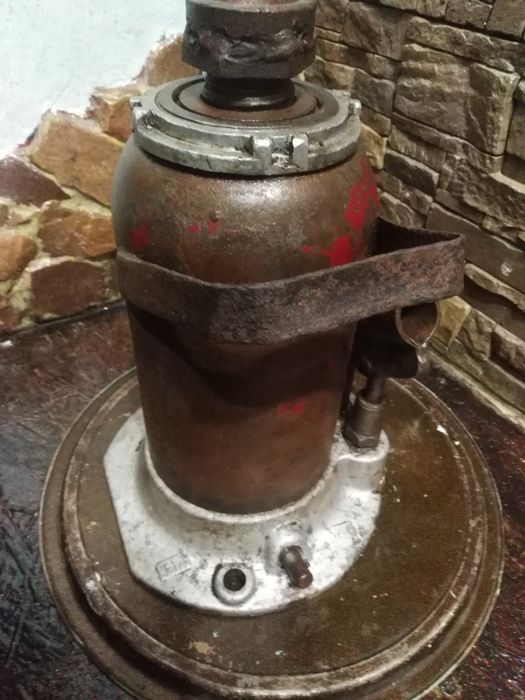 Продам домкрат 12 т