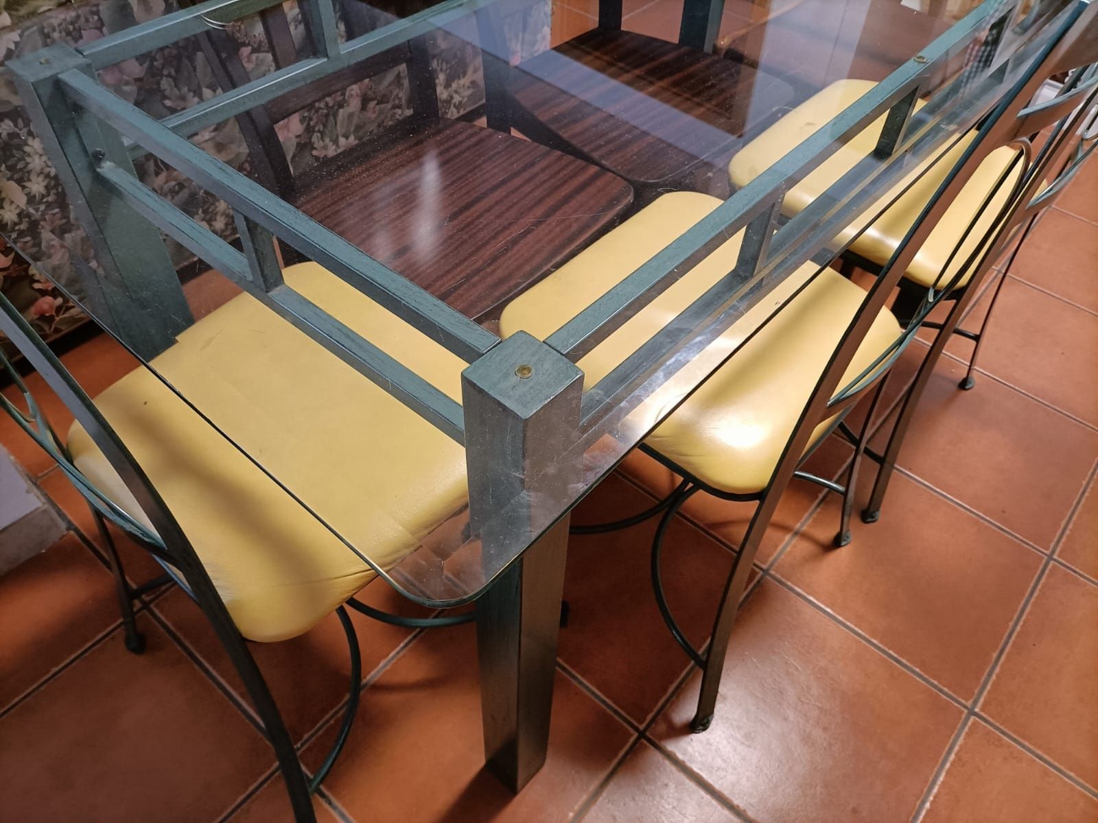 Móveis sala composto por mesa e seis cadeirass