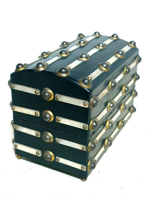 Maravilhoso antigo estojo com frascos de perfumes franceses