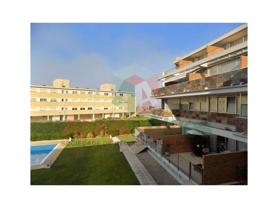 Excelente T 1 c/ terraço - Lavra