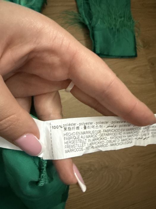 Жіноча атласна міні-сукня zara з пір'ям на манжетах рукавів