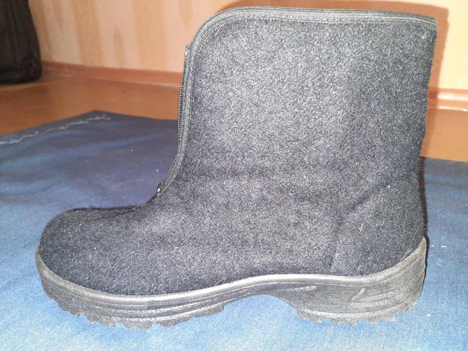 Чоботи з войлоку на блискавці