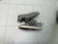 Ténis da adidas cinzento