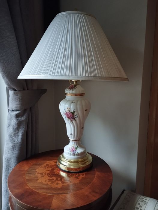 Zestaw lampek że stolikiem i taboretami retro