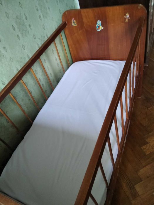 Дерев'яне дитяче ліжечко