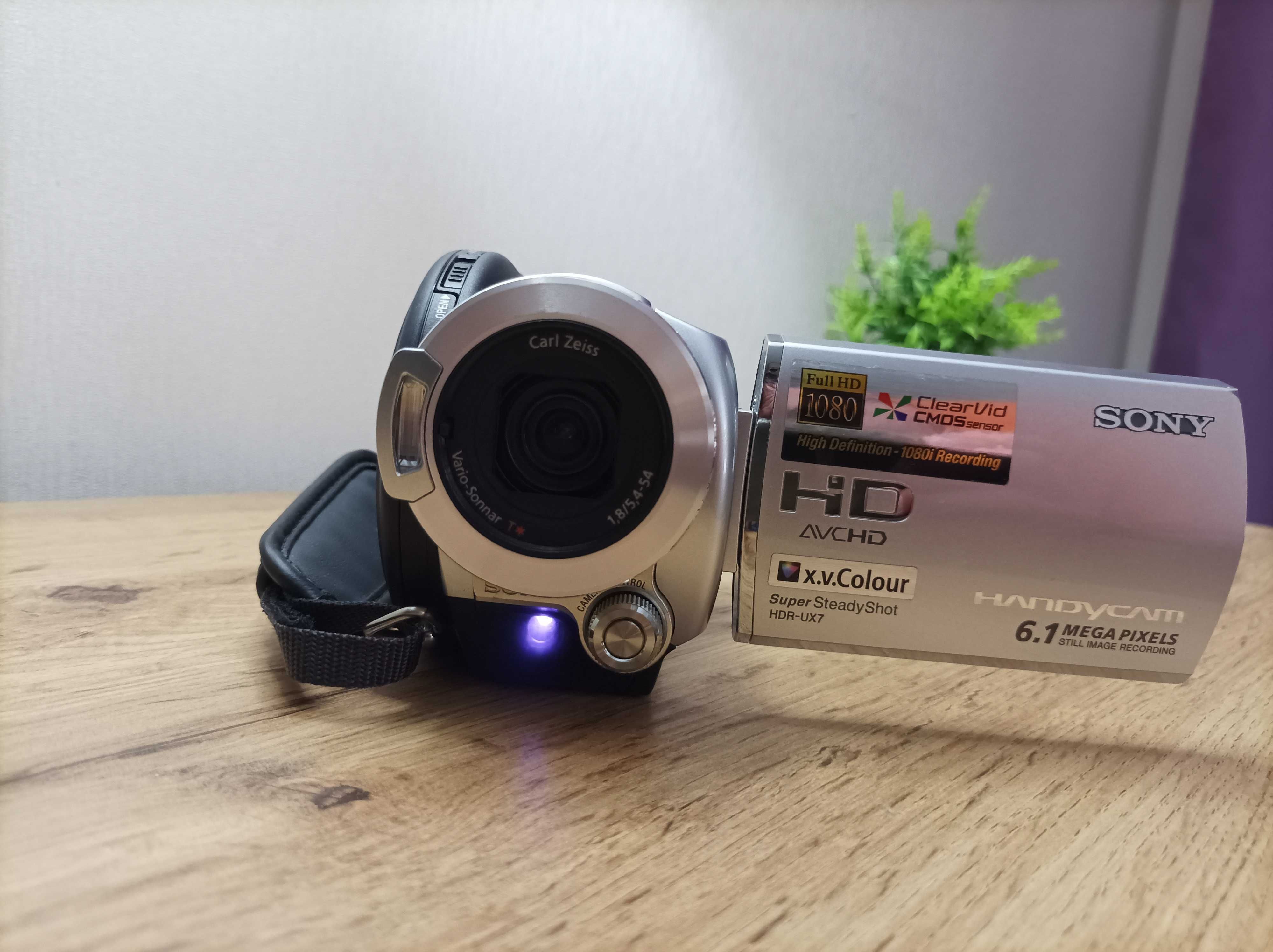 Видеокамера Sony HDR-UX7E - Full HD