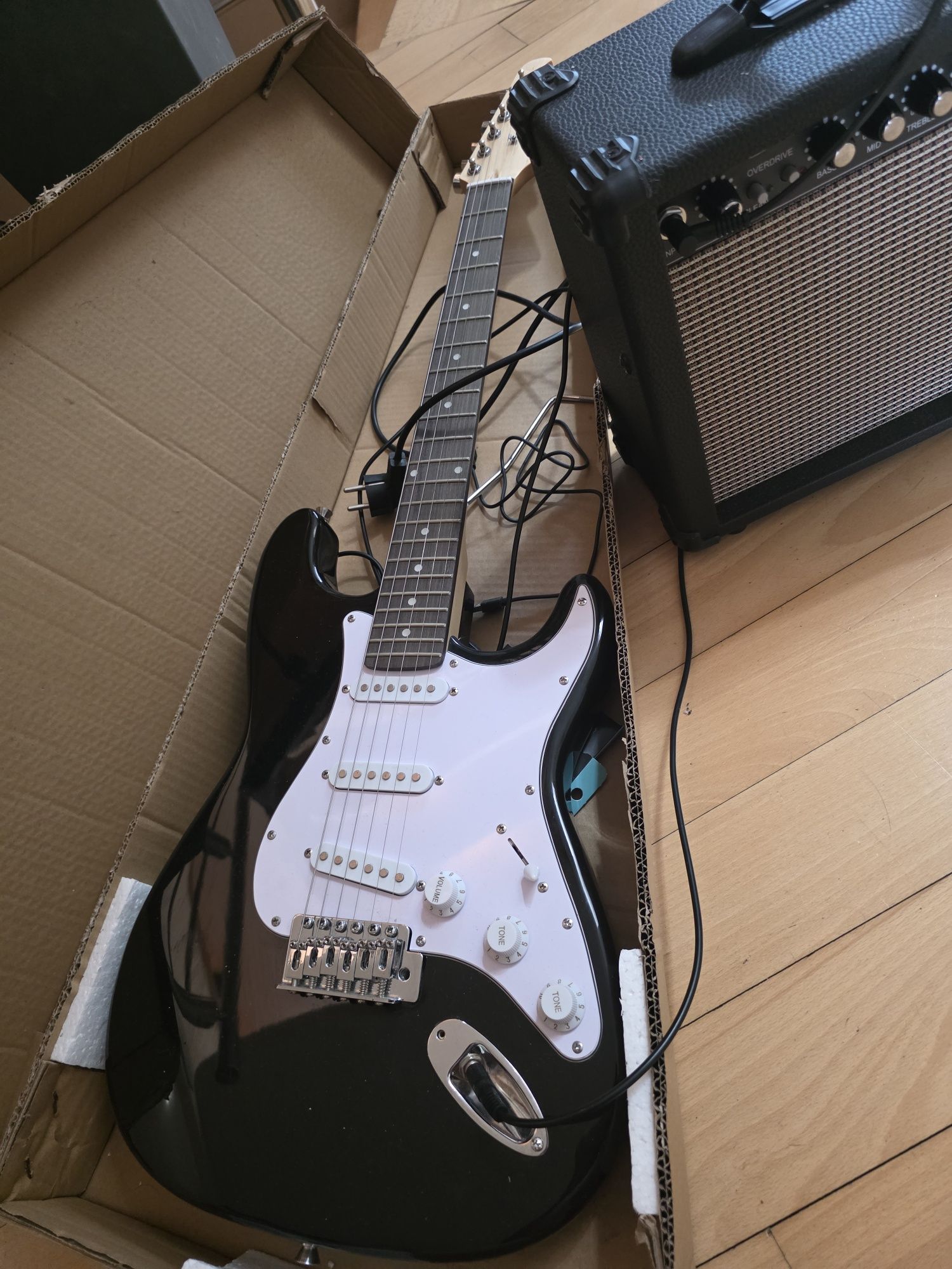 Gitara elektryczna.