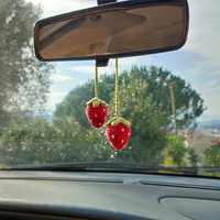 Pendente morango para carro ou bolsa crochê