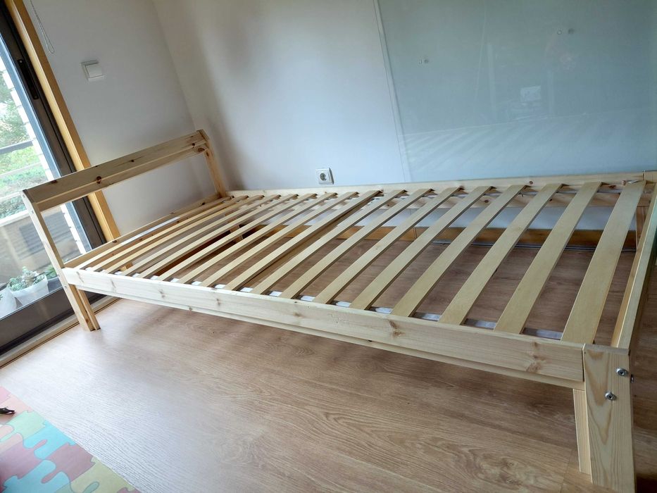 Cama solteiro de pinho impecável