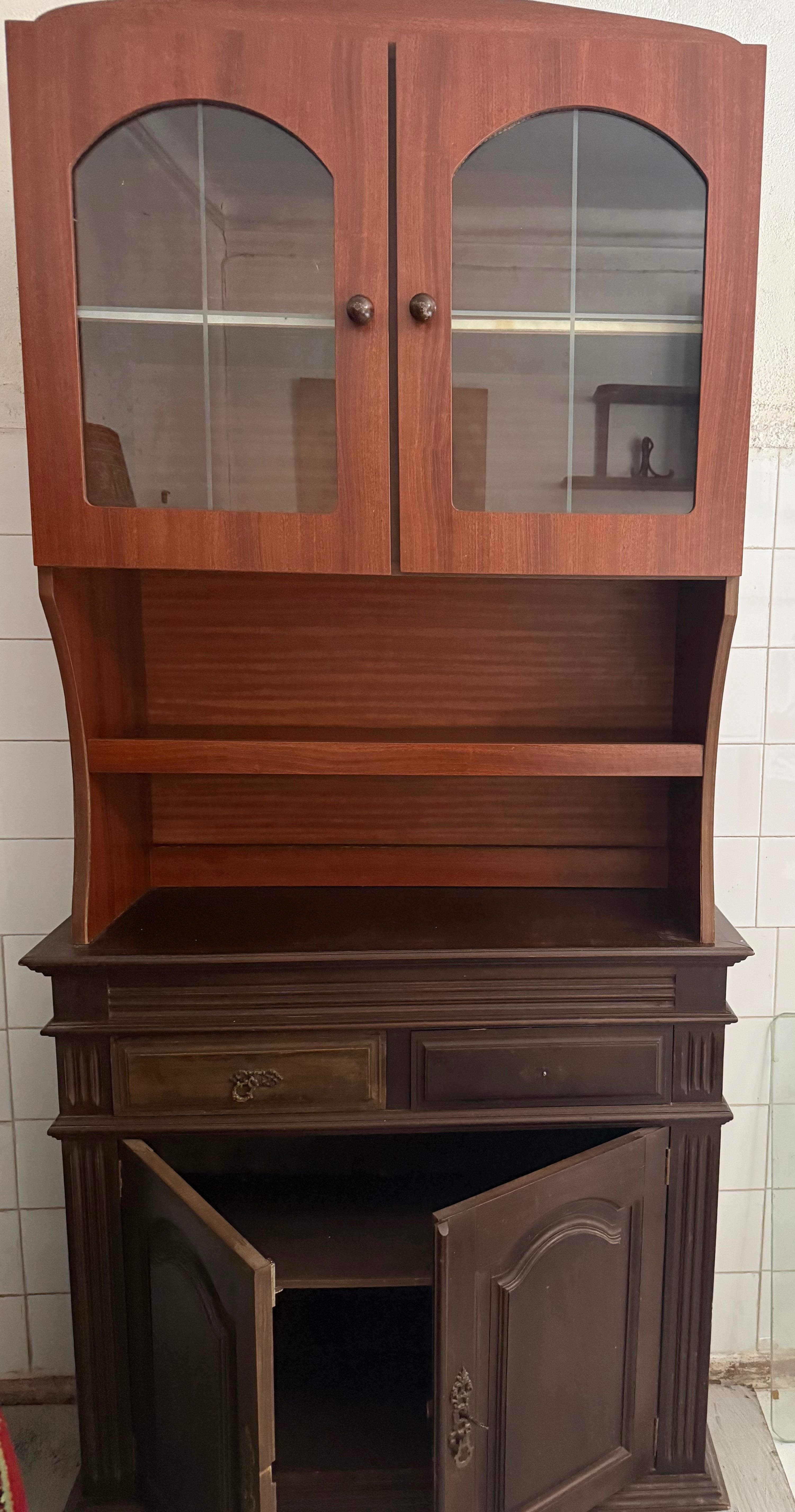 Louceiro antigo com portas de vidro
