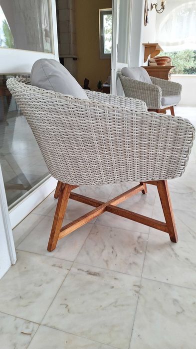 2 cadeiras de jardim e mesa