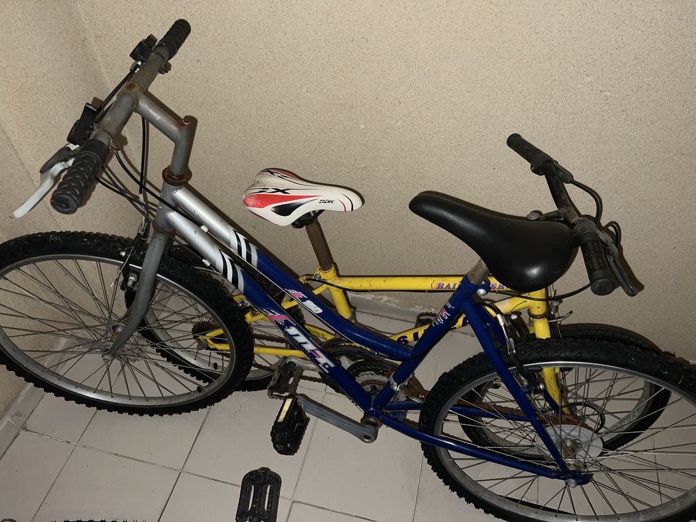 2 bicicletas azul e amarela