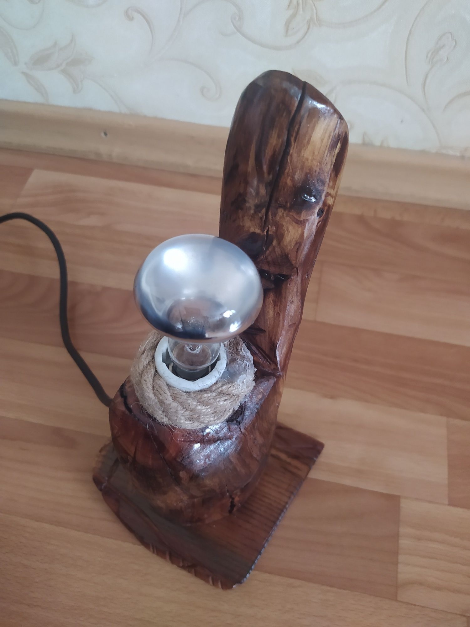 Светильник деревянный ручной работы