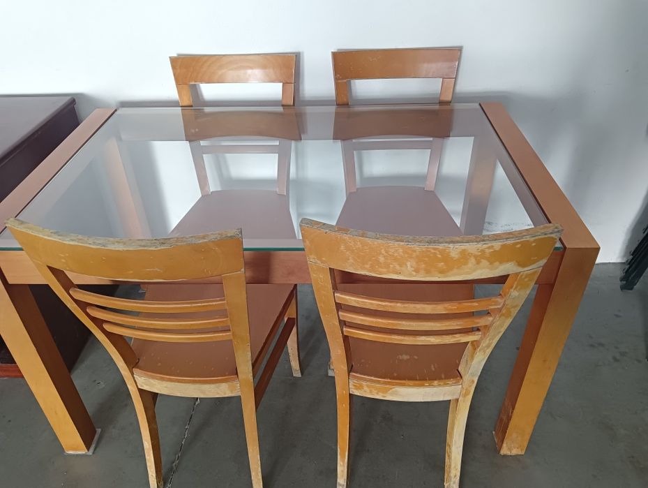 Mesa cozinha com Tampo de vidro e oferta das 4 cadeiras