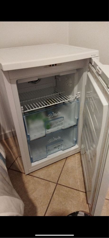 Arca vertical pequena otima para ter no quarto e congelar alimentos!!!