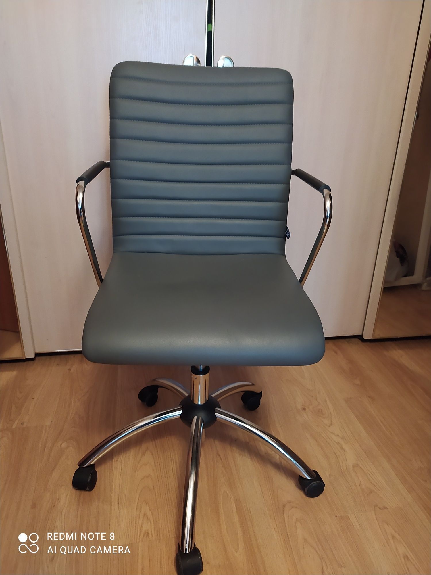 Офисное кресло для офиса и дома