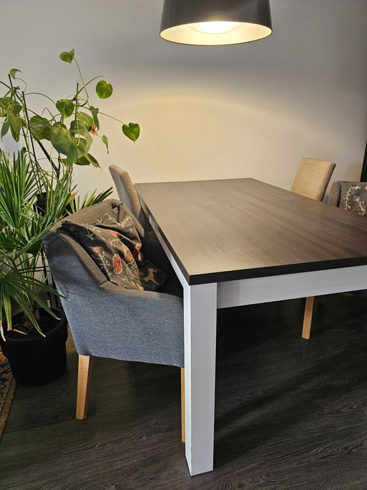 Stół rozkładany BRW z krzesłami